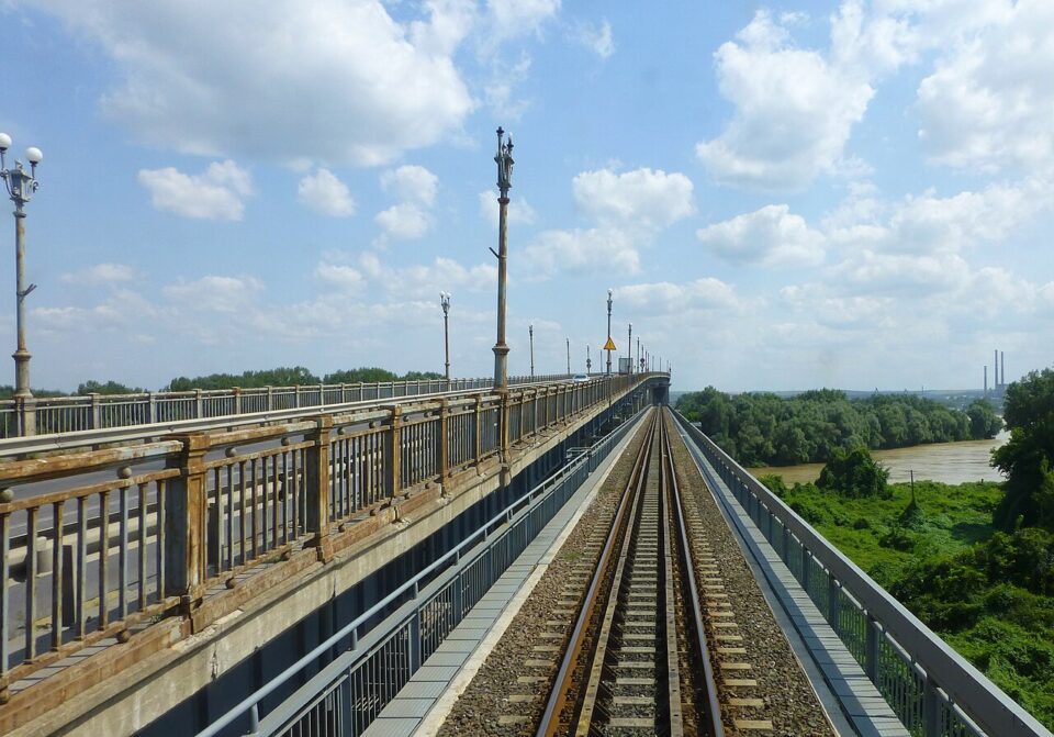 Движението по Дунав мост при Русе отново минава в една лента: ремонтът продължава до декември